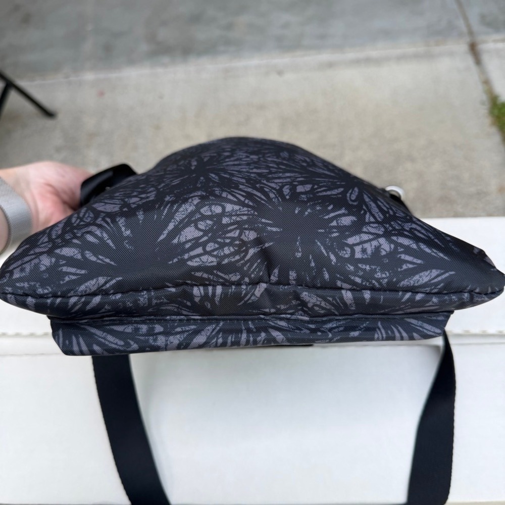 CHECK BACK SEAM Baggallini Go Bagg in the Midnight Blossom - Picture 5 of 8